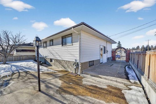 7228 Huntridge Hill Ne, Calgary, AB - Outdoor