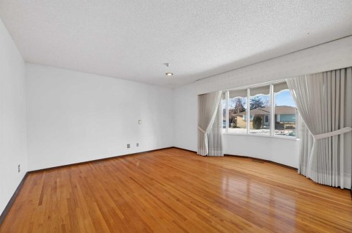7228 Huntridge Hill Ne, Calgary, AB - Indoor Photo Showing Other Room
