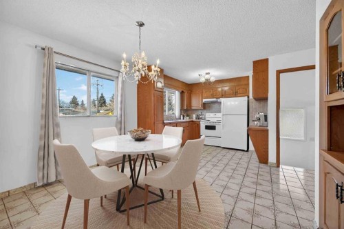 7228 Huntridge Hill Ne, Calgary, AB - Indoor Photo Showing Dining Room