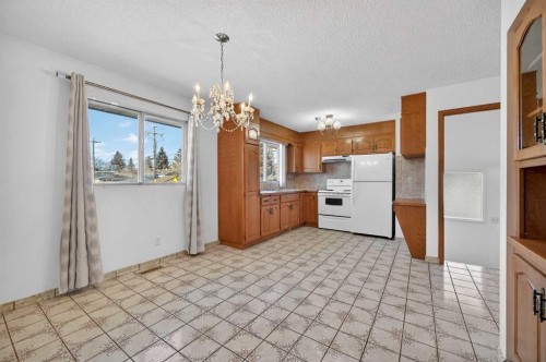 7228 Huntridge Hill Ne, Calgary, AB - Indoor Photo Showing Kitchen