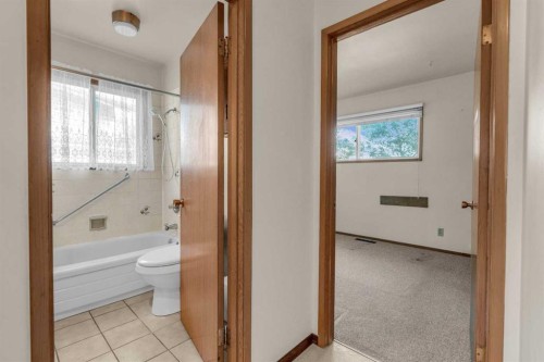 4511 Richmond Road Sw, Calgary, AB - Indoor Photo Showing Bathroom