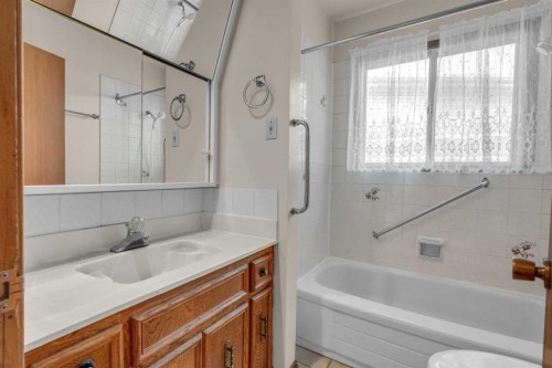 4511 Richmond Road Sw, Calgary, AB - Indoor Photo Showing Bathroom