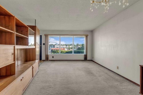 4511 Richmond Road Sw, Calgary, AB - Indoor Photo Showing Other Room