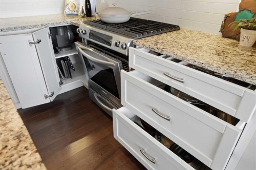 26 Cranbrook Villas Se, Calgary, AB - Indoor Photo Showing Kitchen