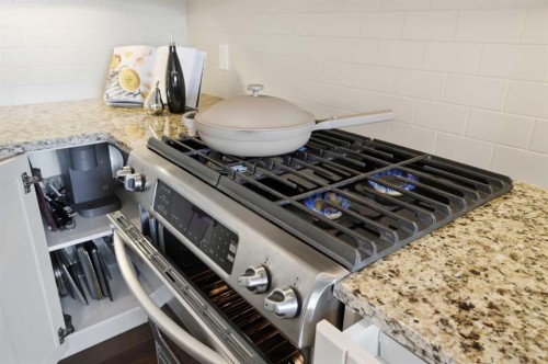 26 Cranbrook Villas Se, Calgary, AB - Indoor Photo Showing Kitchen