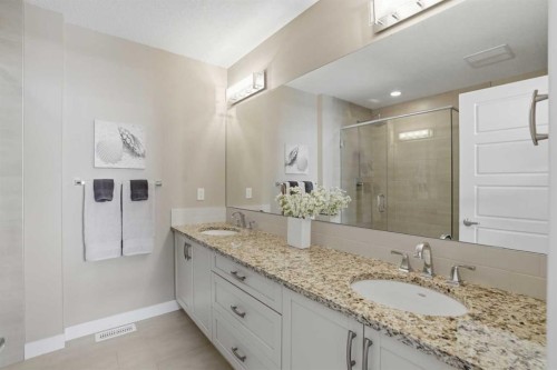 26 Cranbrook Villas Se, Calgary, AB - Indoor Photo Showing Bathroom