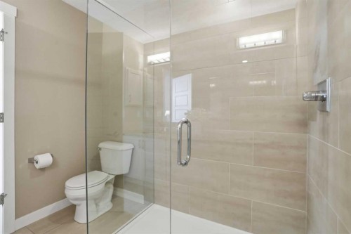 26 Cranbrook Villas Se, Calgary, AB - Indoor Photo Showing Bathroom