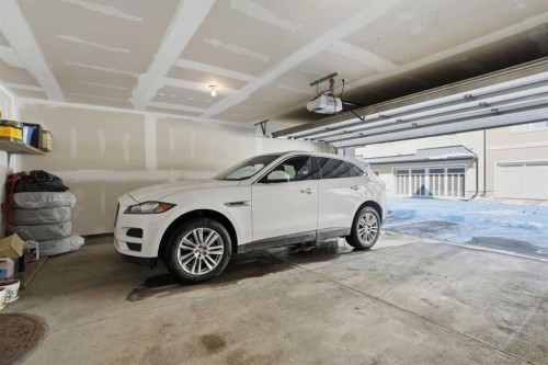 26 Cranbrook Villas Se, Calgary, AB - Indoor Photo Showing Garage