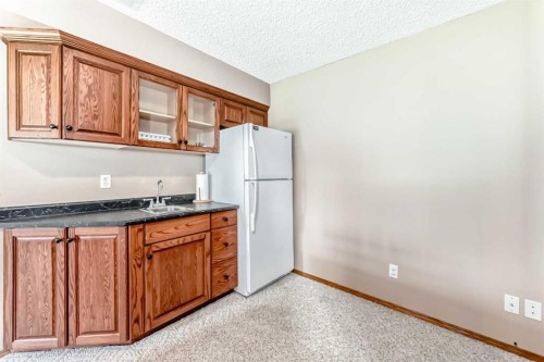 170 Shawbrooke Green Sw, Calgary, AB - Indoor Photo Showing Kitchen