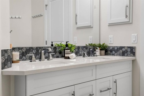 1205-32 Varsity Estates Circle Nw, Calgary, AB - Indoor Photo Showing Bathroom