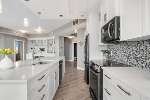 1205-32 Varsity Estates Circle Nw, Calgary, AB - Indoor Photo Showing Kitchen With Double Sink With Upgraded Kitchen