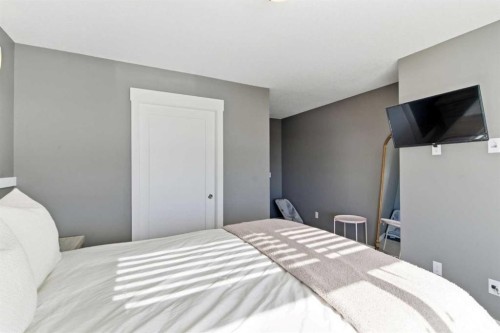 33-111 Rainbow Falls Gate, Chestermere, AB - Indoor Photo Showing Bedroom