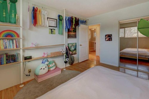 3835 Varsity Drive Nw, Calgary, AB - Indoor Photo Showing Bedroom