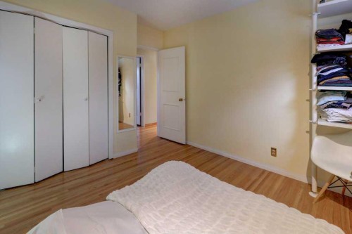 3835 Varsity Drive Nw, Calgary, AB - Indoor Photo Showing Bedroom