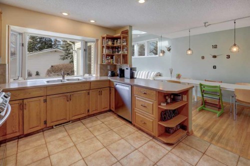 3835 Varsity Drive Nw, Calgary, AB - Indoor Photo Showing Kitchen With Double Sink
