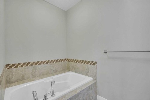 27-925 Imperial Drive, Diamond Valley, AB - Indoor Photo Showing Bathroom