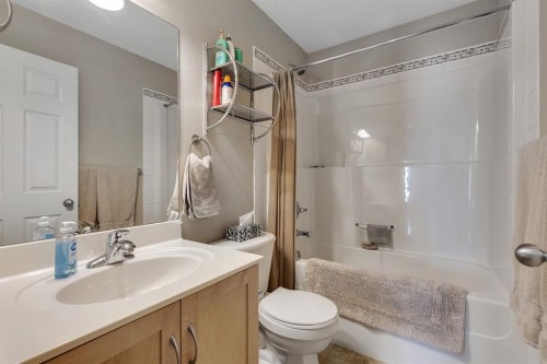 23 Evansbrooke Manor Nw, Calgary, AB - Indoor Photo Showing Bathroom