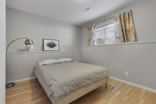 23 Evansbrooke Manor Nw, Calgary, AB - Indoor Photo Showing Bedroom