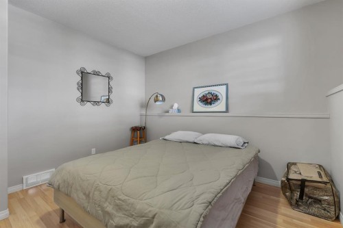 23 Evansbrooke Manor Nw, Calgary, AB - Indoor Photo Showing Bedroom