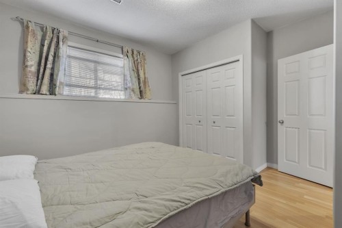 23 Evansbrooke Manor Nw, Calgary, AB - Indoor Photo Showing Bedroom
