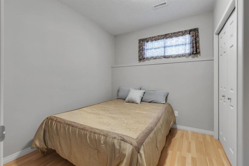 23 Evansbrooke Manor Nw, Calgary, AB - Indoor Photo Showing Bedroom