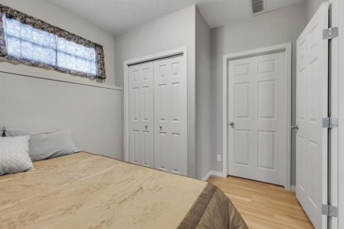 23 Evansbrooke Manor Nw, Calgary, AB - Indoor Photo Showing Bedroom