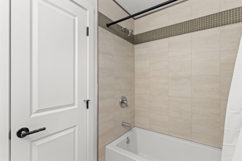 111 Macewan Glen Close Nw, Calgary, AB - Indoor Photo Showing Bathroom