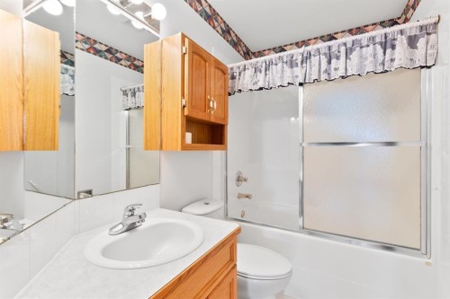 6228 Cypress Close, Olds, AB - Indoor Photo Showing Bathroom