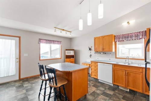 6228 Cypress Close, Olds, AB - Indoor Photo Showing Kitchen