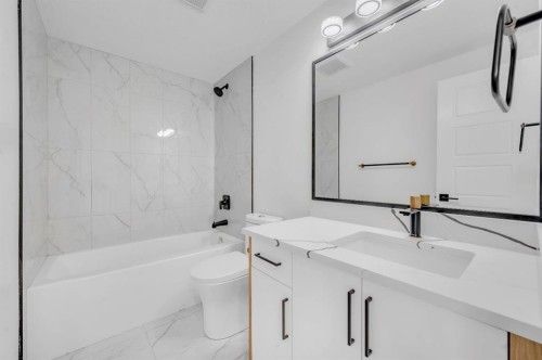 3229 Doverville Crescent Se, Calgary, AB - Indoor Photo Showing Bathroom