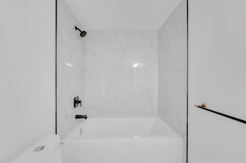 3229 Doverville Crescent Se, Calgary, AB - Indoor Photo Showing Bathroom