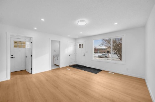 3229 Doverville Crescent Se, Calgary, AB - Indoor Photo Showing Other Room