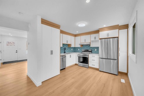 3229 Doverville Crescent Se, Calgary, AB - Indoor Photo Showing Kitchen