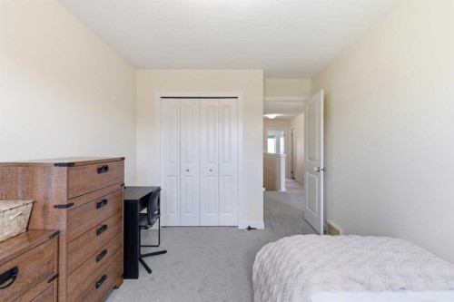 21 Evansview Manor Nw, Calgary, AB - Indoor Photo Showing Bedroom