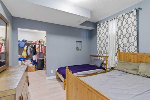 21 Evansview Manor Nw, Calgary, AB - Indoor Photo Showing Bedroom