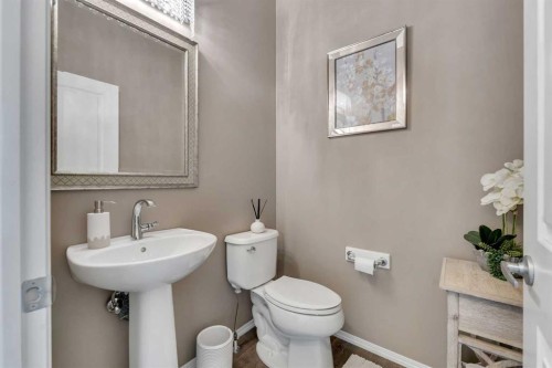 16 Nolancrest Circle Nw, Calgary, AB - Indoor Photo Showing Bathroom