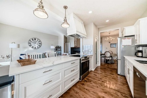 5 Bridle Estates Road Sw, Calgary, AB - Indoor Photo Showing Kitchen