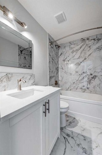 36 Pennsburg Place Se, Calgary, AB - Indoor Photo Showing Bathroom