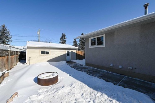 36 Pennsburg Place Se, Calgary, AB - Outdoor