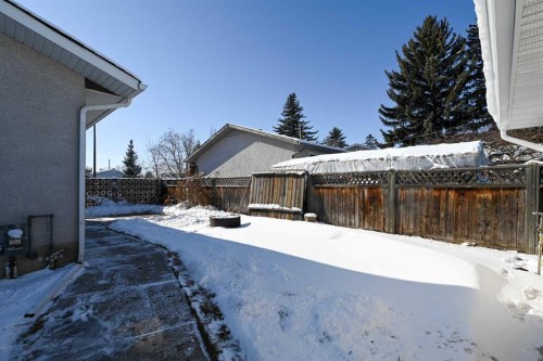 36 Pennsburg Place Se, Calgary, AB - Outdoor