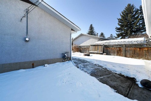 36 Pennsburg Place Se, Calgary, AB - Outdoor
