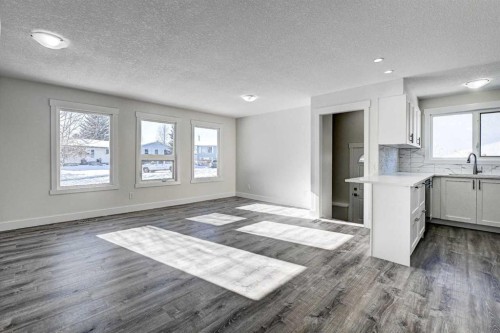 36 Pennsburg Place Se, Calgary, AB - Indoor Photo Showing Kitchen