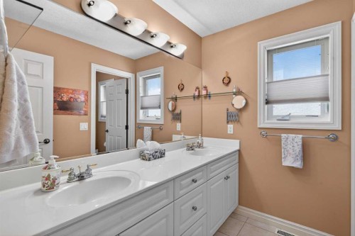 4754 Hamptons Way Nw, Calgary, AB - Indoor Photo Showing Bathroom
