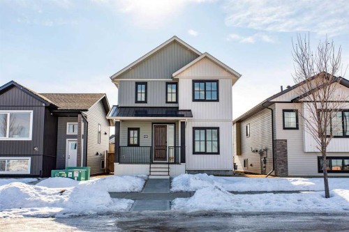 44 Oxford Boulevard  Penhold, AB T0M 1R0