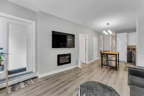 102-515 4 Avenue Ne, Calgary, AB - Indoor Photo Showing Living Room With Fireplace