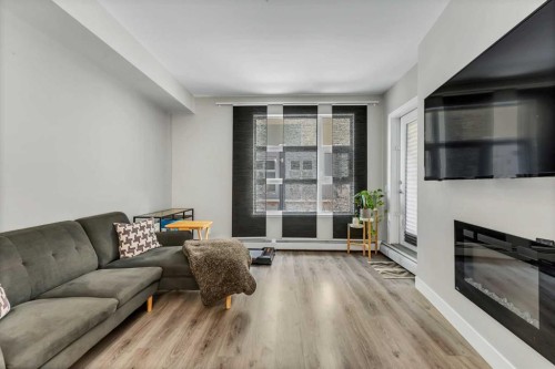 102-515 4 Avenue Ne, Calgary, AB - Indoor Photo Showing Living Room With Fireplace
