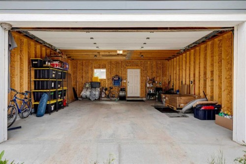 159 Mahogany Grove Se, Calgary, AB - Indoor Photo Showing Garage