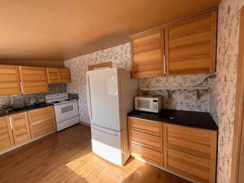 341 50 Avenue West, Claresholm, AB - Indoor Photo Showing Kitchen