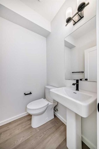 196 Starling Place Nw, Calgary, AB - Indoor Photo Showing Bathroom