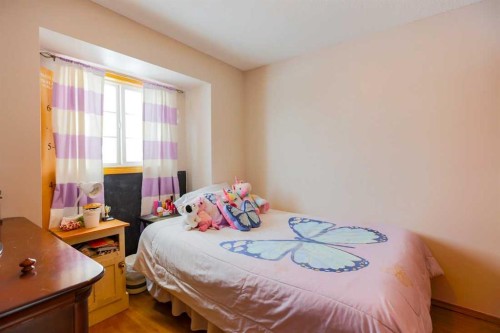 1118 Maple Avenue, Crossfield, AB - Indoor Photo Showing Bedroom